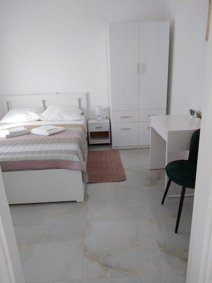 Apartment With Terrace And Garden Пировац Екстериор снимка