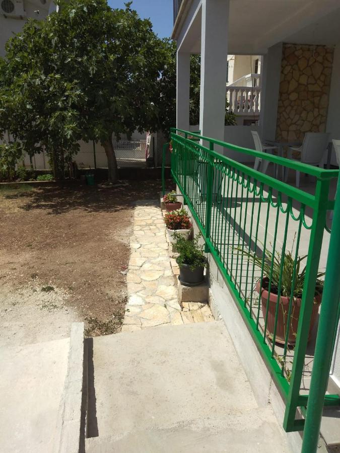 Apartment With Terrace And Garden Пировац Екстериор снимка