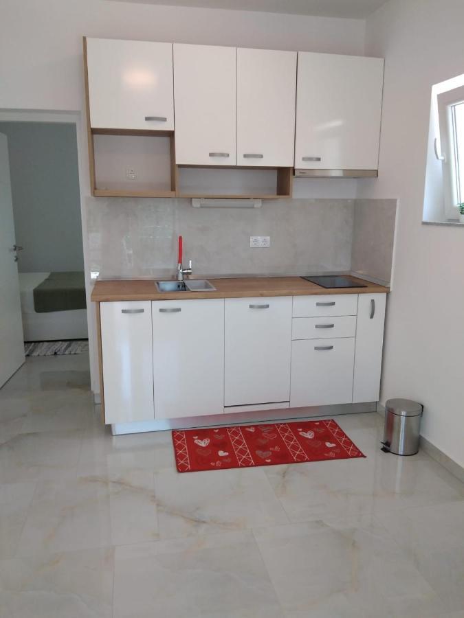 Apartment With Terrace And Garden Пировац Екстериор снимка