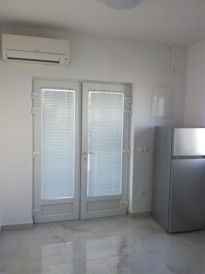 Apartment With Terrace And Garden Пировац Екстериор снимка