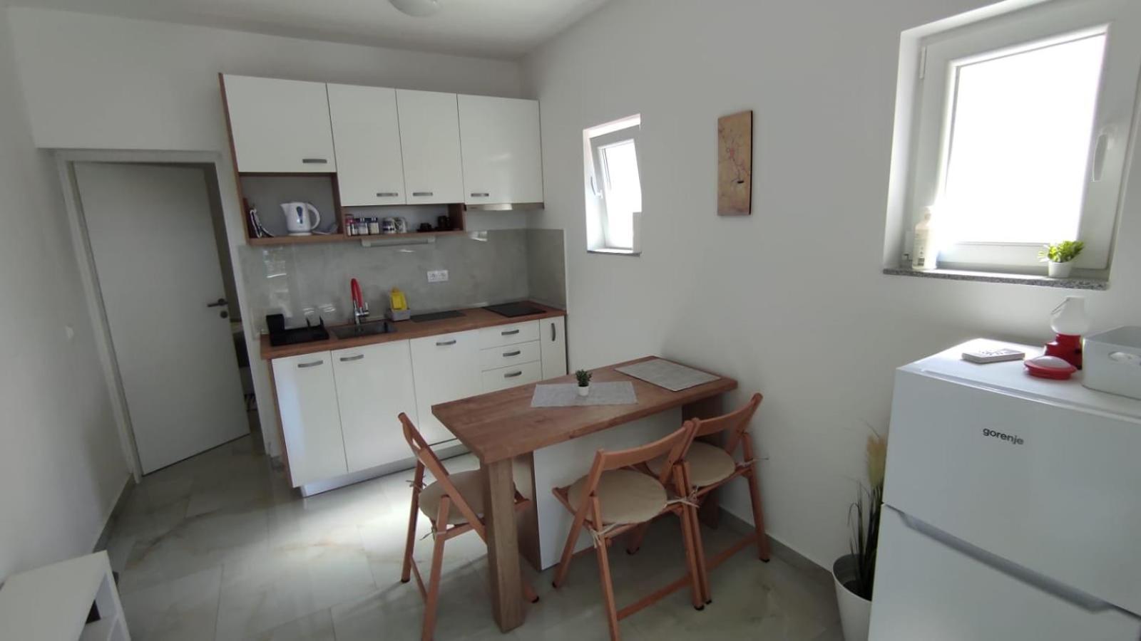 Apartment With Terrace And Garden Пировац Екстериор снимка