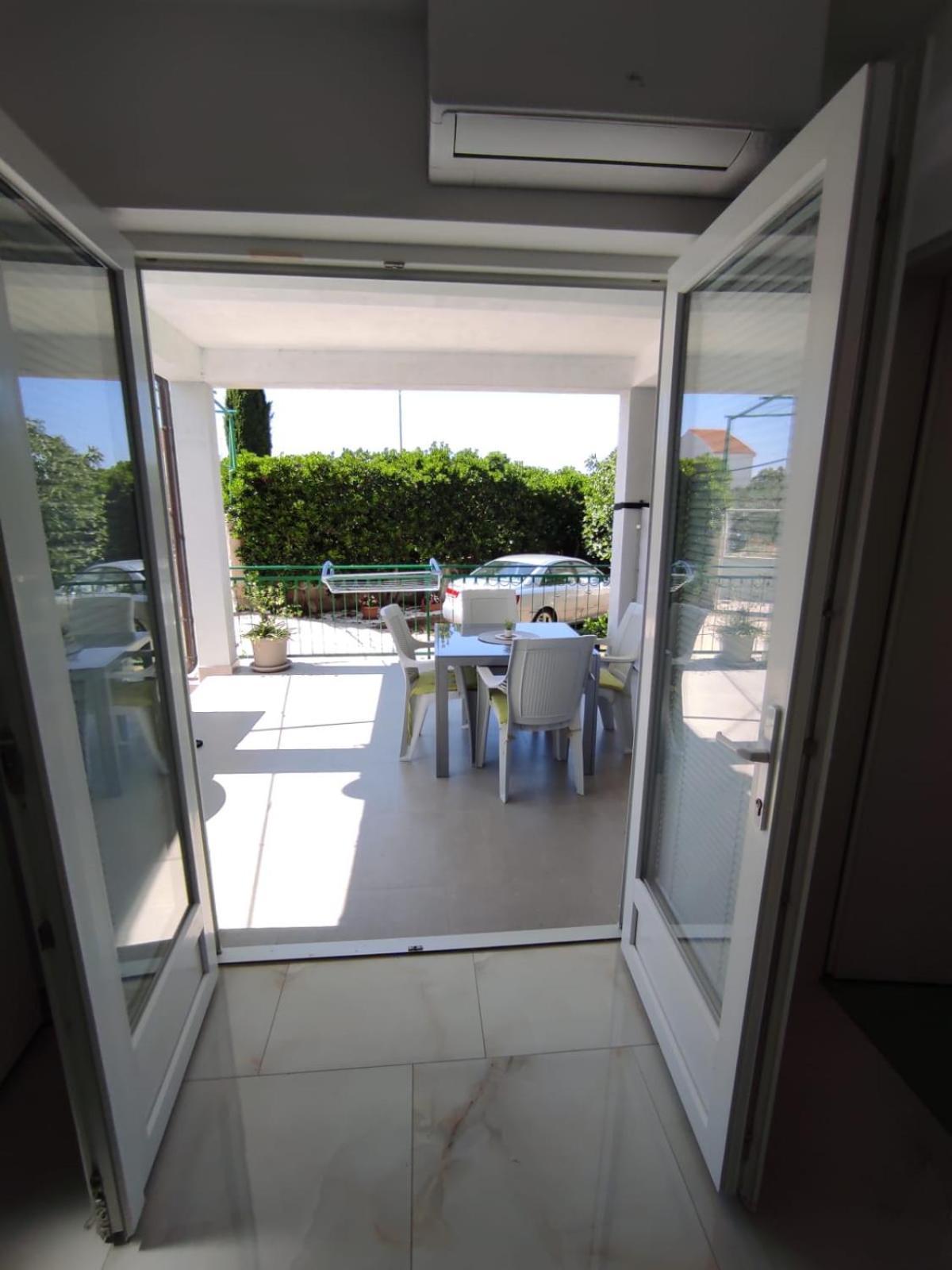 Apartment With Terrace And Garden Пировац Екстериор снимка