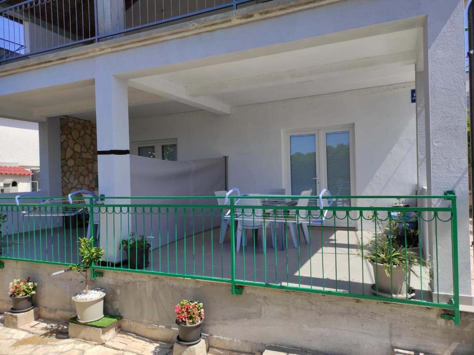 Apartment With Terrace And Garden Пировац Екстериор снимка