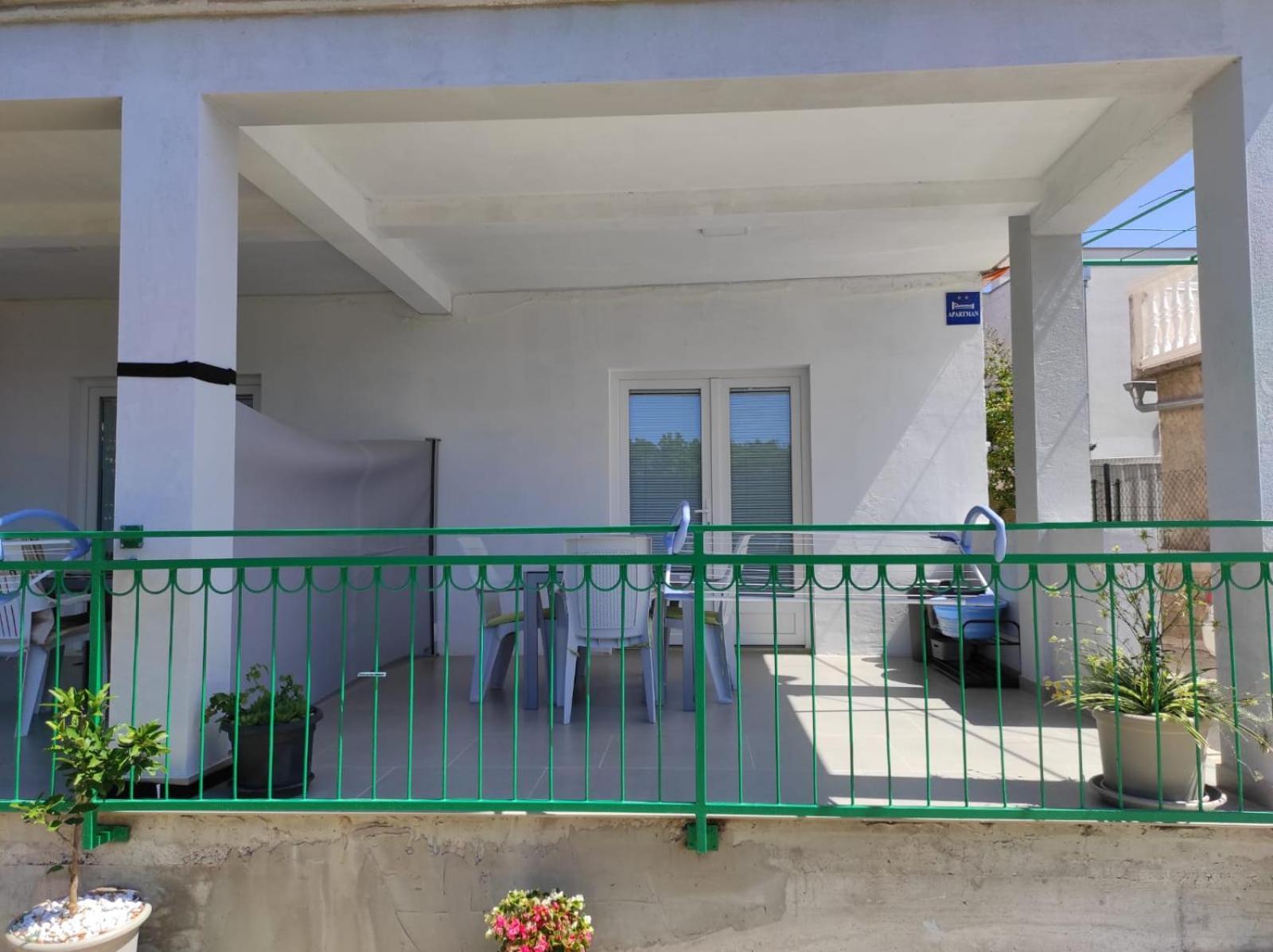 Apartment With Terrace And Garden Пировац Екстериор снимка
