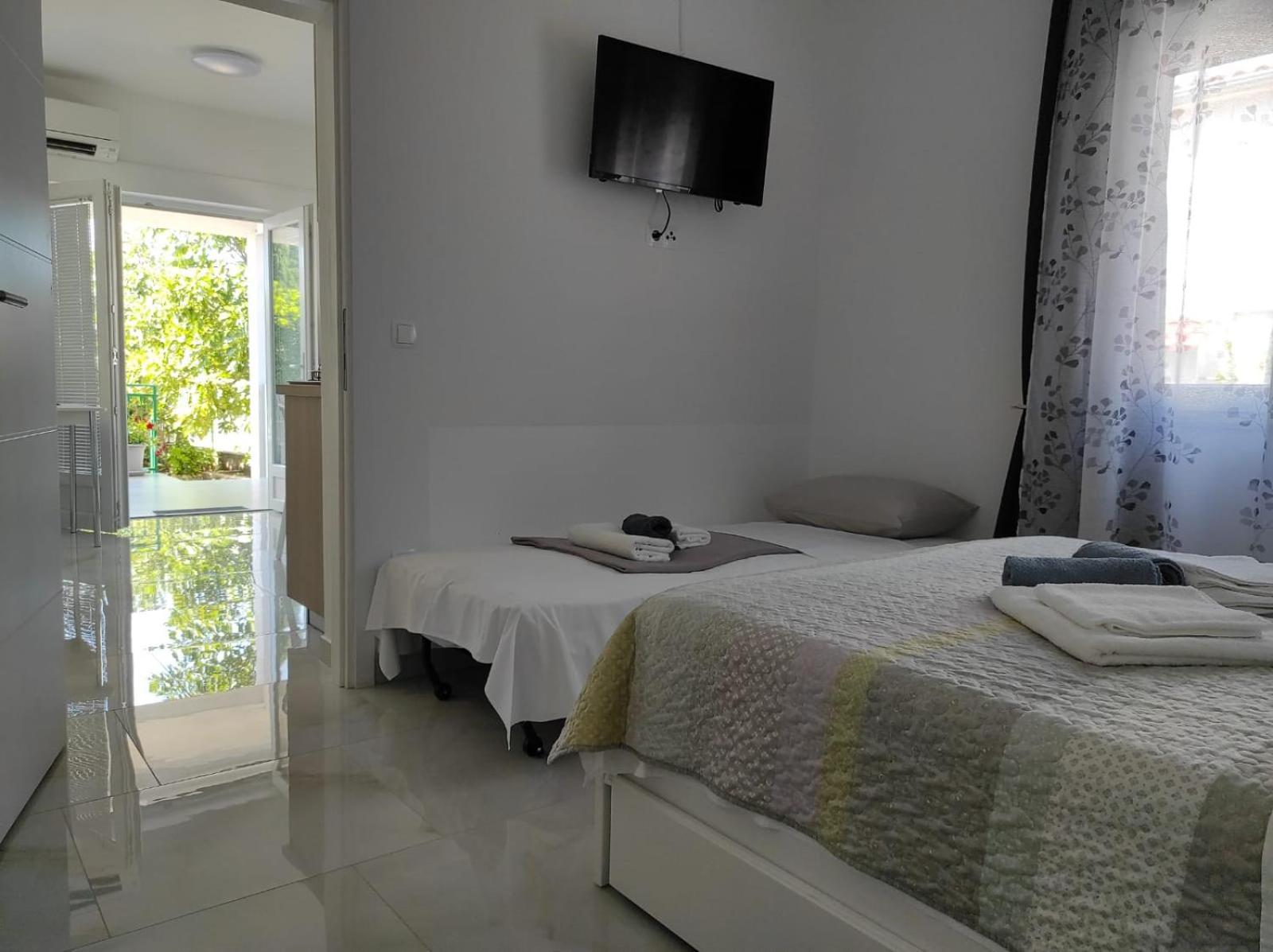 Apartment With Terrace And Garden Пировац Екстериор снимка