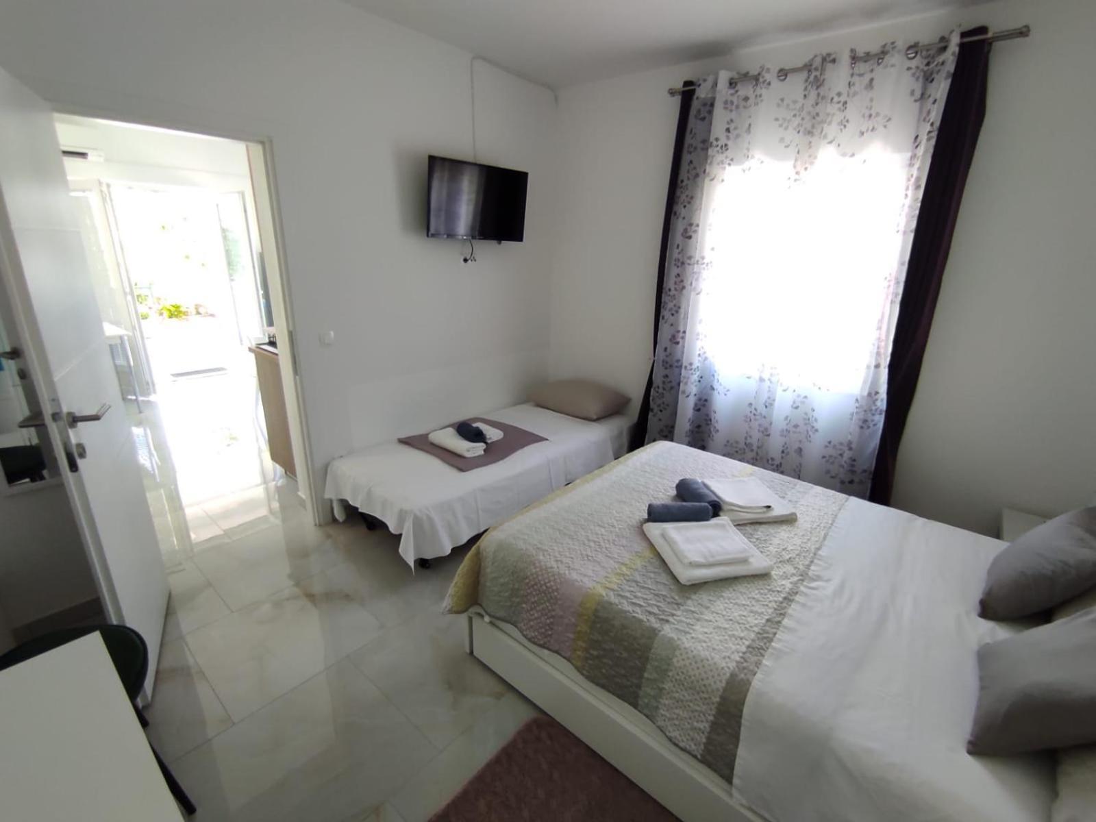 Apartment With Terrace And Garden Пировац Екстериор снимка