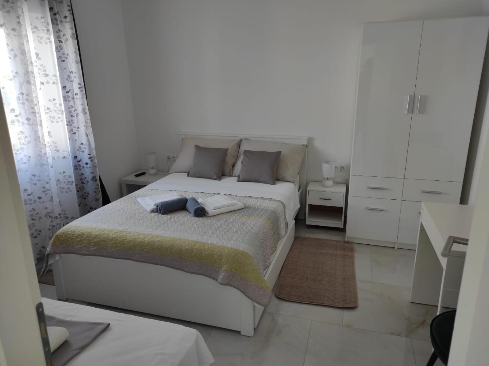 Apartment With Terrace And Garden Пировац Екстериор снимка