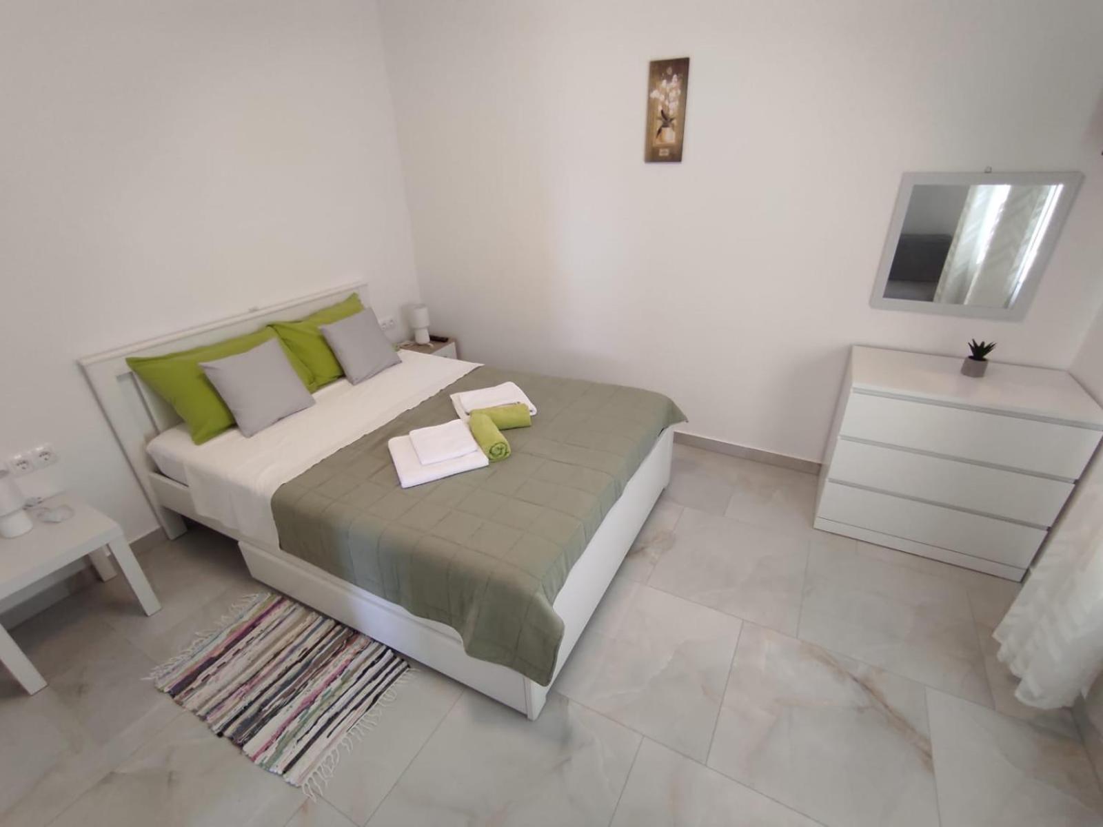 Apartment With Terrace And Garden Пировац Екстериор снимка