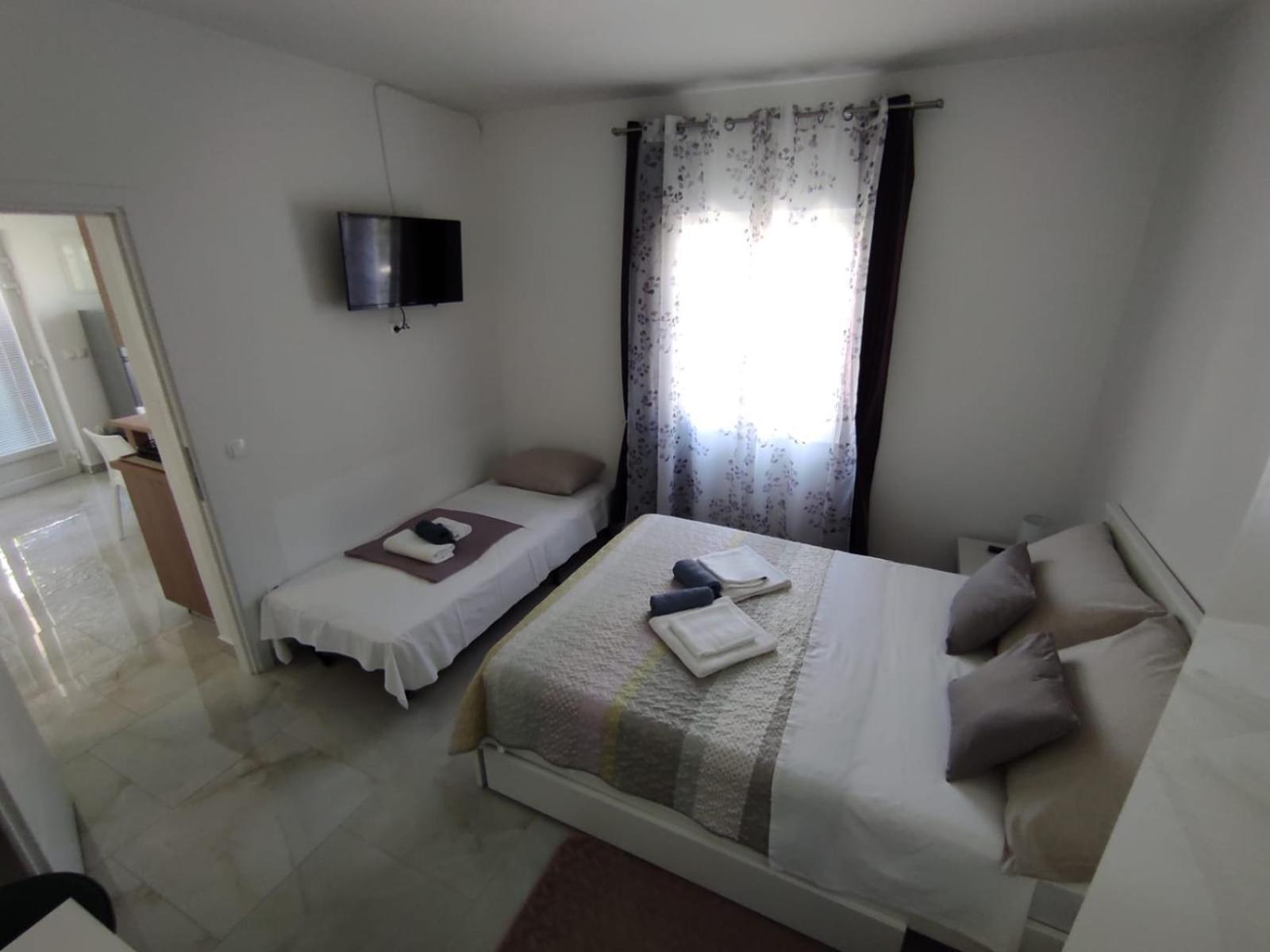 Apartment With Terrace And Garden Пировац Екстериор снимка