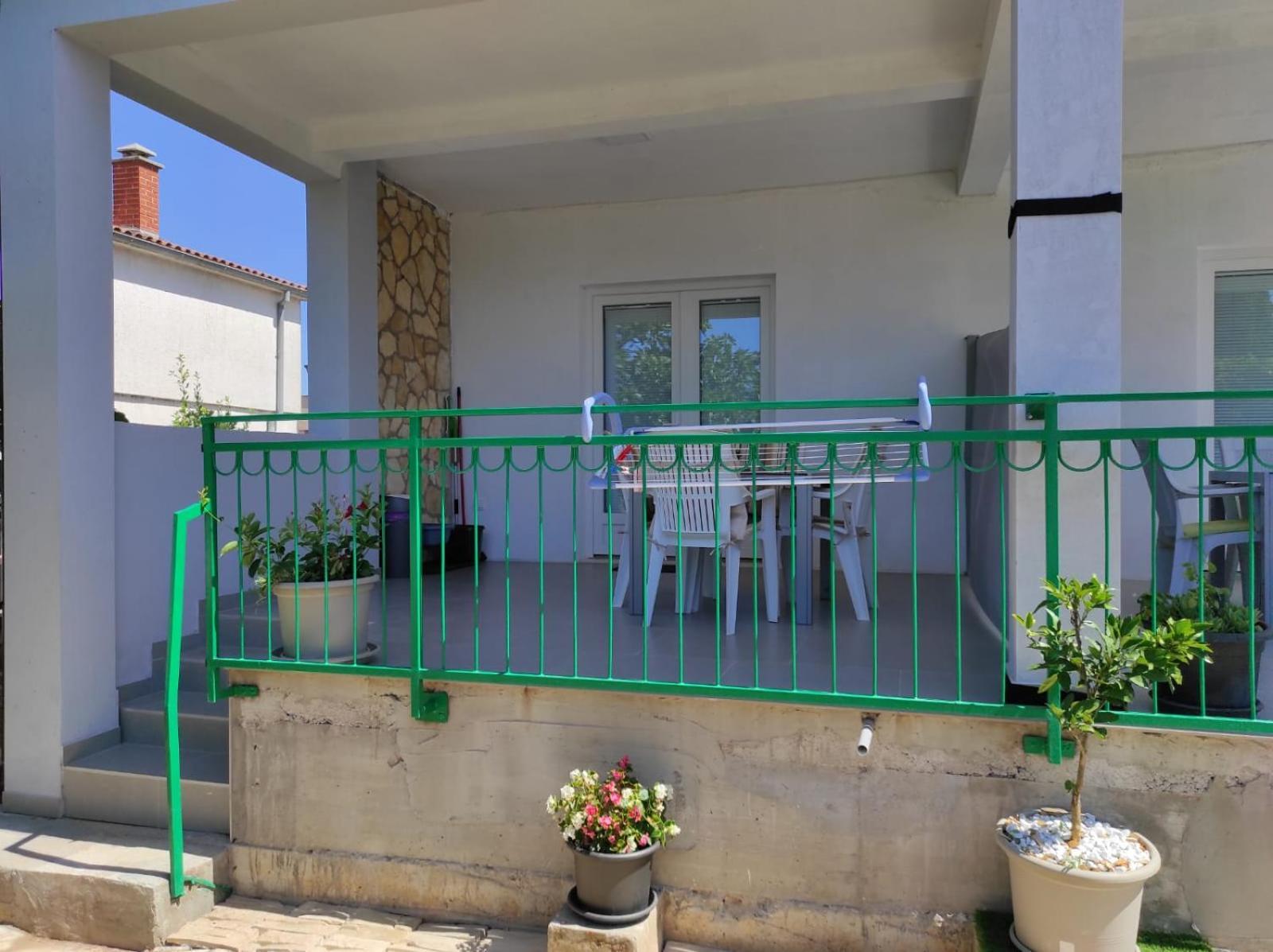 Apartment With Terrace And Garden Пировац Екстериор снимка