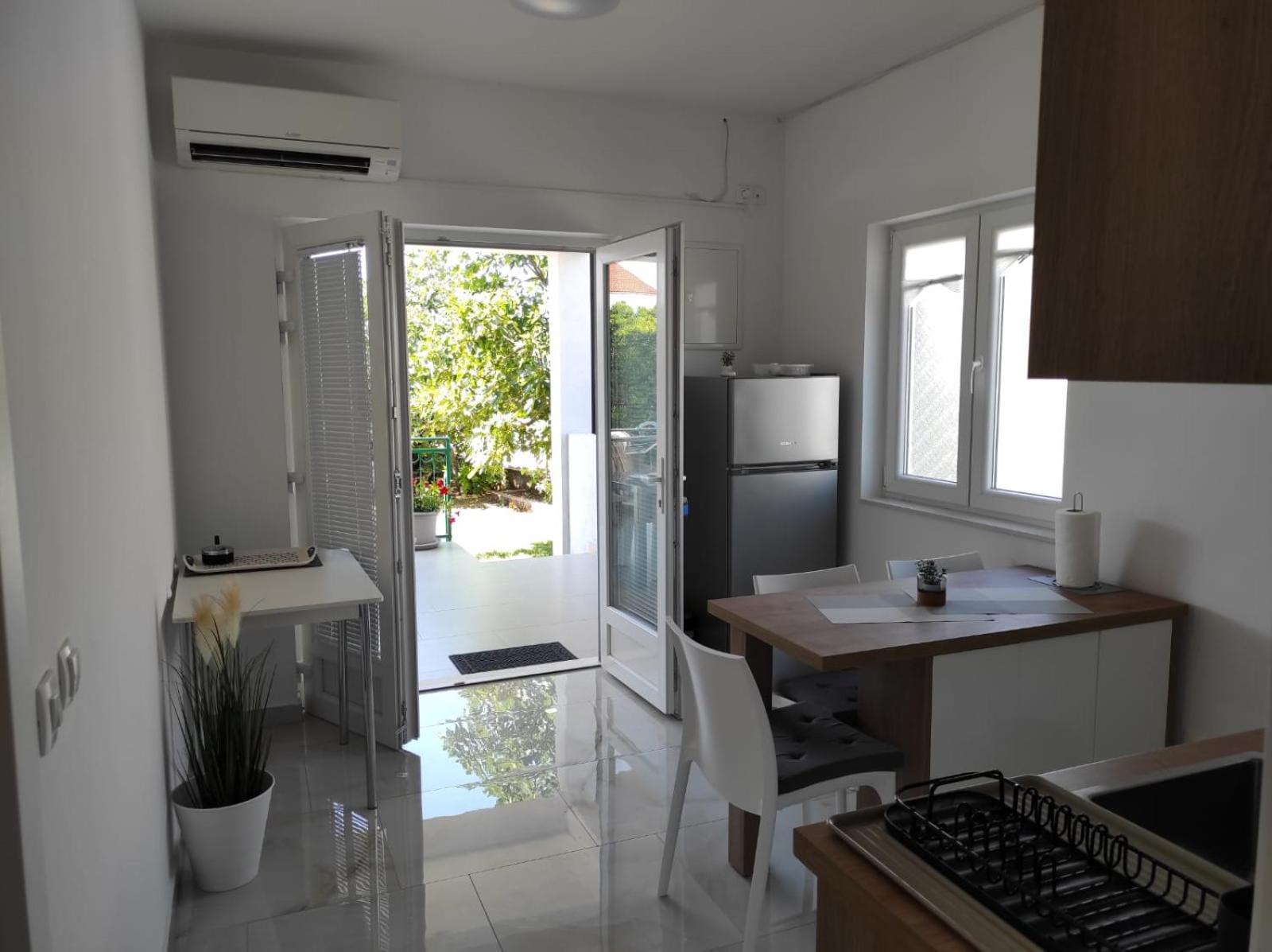 Apartment With Terrace And Garden Пировац Екстериор снимка