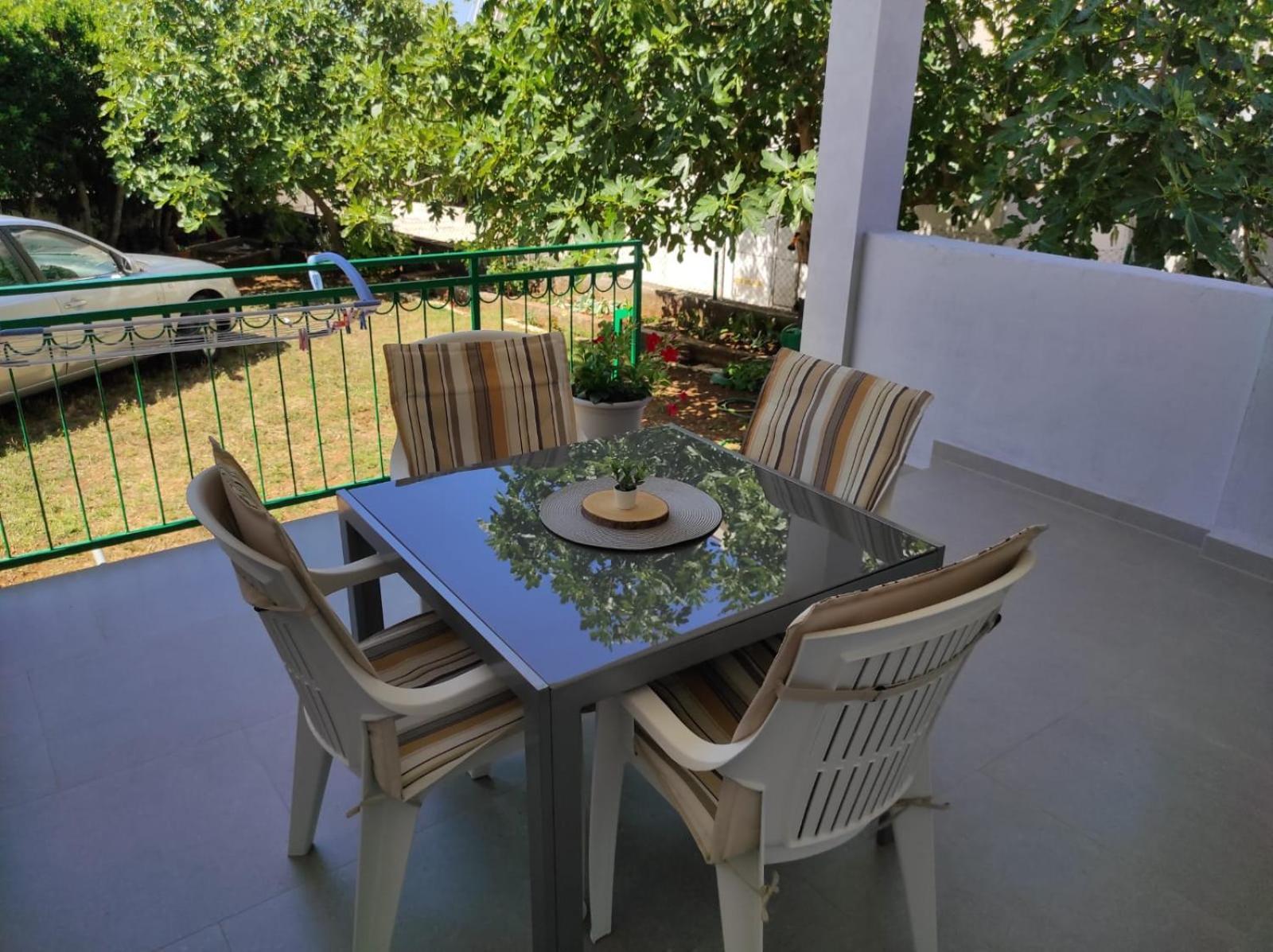 Apartment With Terrace And Garden Пировац Екстериор снимка